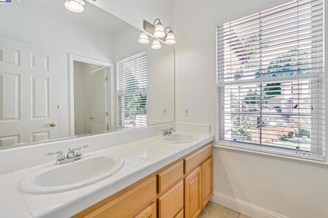 135 Cara Ct, Walnut Creek CA: https://media.crmls.org/mediaz/0c7fdec2-ffb6-463c-93aa-4e814b3f5dd2.jpg
