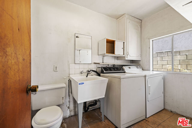 21001 Gault Street, Canoga Park CA: https://media.crmls.org/mediaz/0c804ba8-7ce2-4416-9d9c-1799b0fda843.jpg