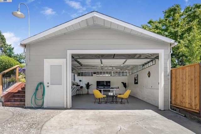 3914 Laguna Ave, Oakland CA: https://media.crmls.org/mediaz/0c8165ae-5119-4897-99fe-45be62c426c8.jpg