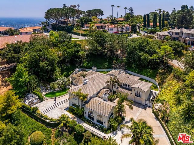 732 Saint Katherine Drive, La Canada Flintridge CA: https://media.crmls.org/mediaz/0c81c856-cabe-4cdd-9aea-09266853de64.jpg