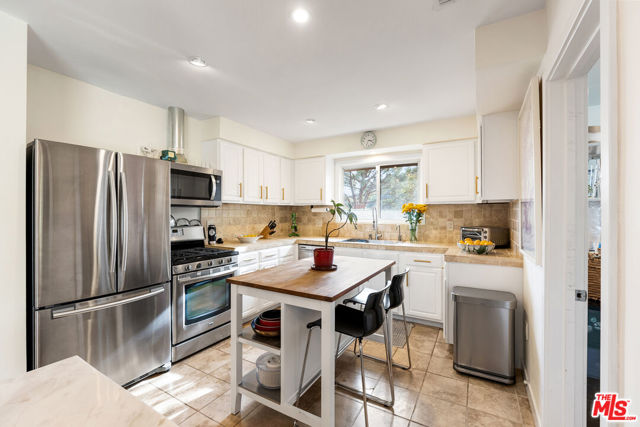 2316 Laurelmont Place, Los Angeles CA: https://media.crmls.org/mediaz/0c8202ba-b86f-41db-8342-50650c67e78d.jpg