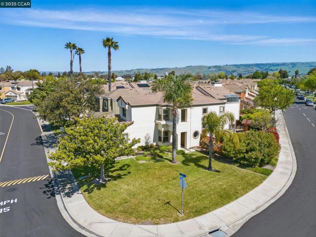 30300 Meridien Cir, Union City CA: https://media.crmls.org/mediaz/0c825e1e-2543-46d1-b2d7-36ca7a721df2.jpg