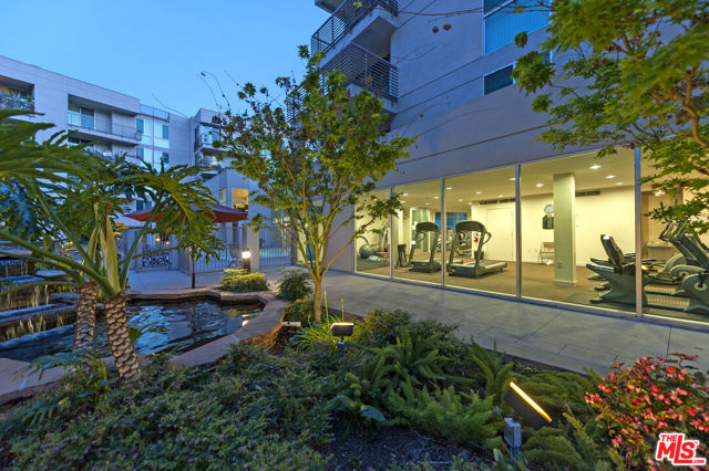 267 S San Pedro Street, Los Angeles CA: https://media.crmls.org/mediaz/0c82abab-b587-4bf4-b64f-4fe6e3d93439.jpg