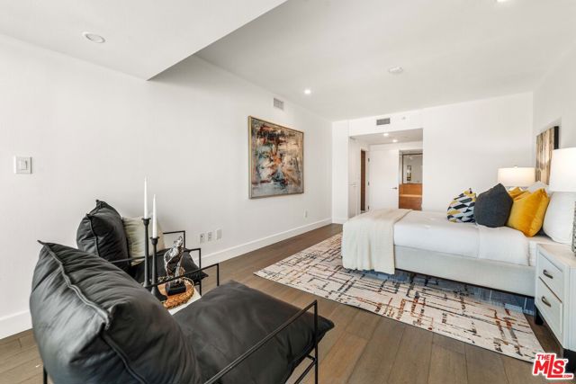 13600 Marina Pointe Drive, Marina del Rey CA: https://media.crmls.org/mediaz/0c82d1c9-76ce-4883-b69b-9a51bebfa3bc.jpg