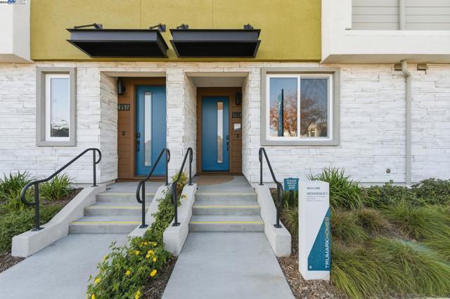 1660 Clement Avenue, Alameda CA: https://media.crmls.org/mediaz/0c8404f7-fb79-4f16-b8e2-64d78f82067b.jpg