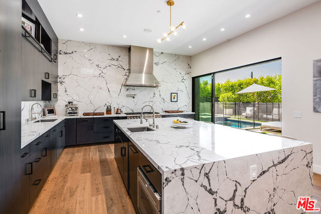 11258 Laurie Drive, Studio City CA: https://media.crmls.org/mediaz/0c8416bb-3673-4963-89b5-e16f728807f7.jpg