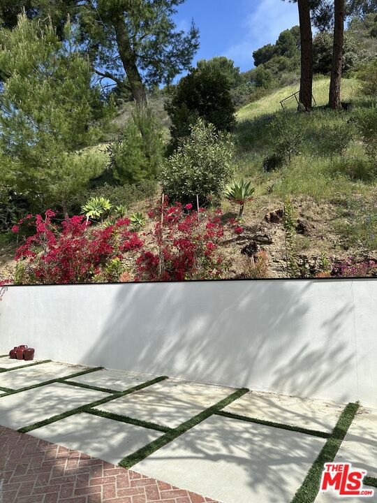 9781 Blantyre Drive, Beverly Hills CA: https://media.crmls.org/mediaz/0c843e42-c700-4b52-be0a-07142e4b1ae7.jpg