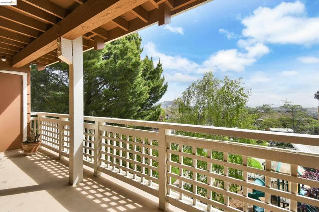805 Red Leaf Court, San Francisco CA: https://media.crmls.org/mediaz/0c847fb9-9b85-4a5f-b5cb-90e908bb0049.jpg