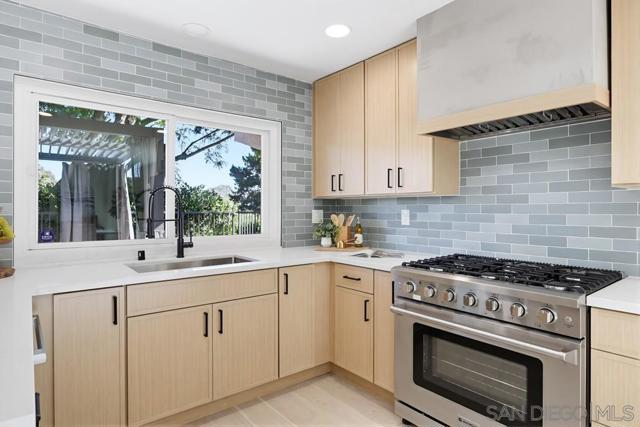 2003 Caminito Circulo Norte, La Jolla CA: https://media.crmls.org/mediaz/0c84c5a1-de43-4015-a7ed-b2bac2cc3994.jpg