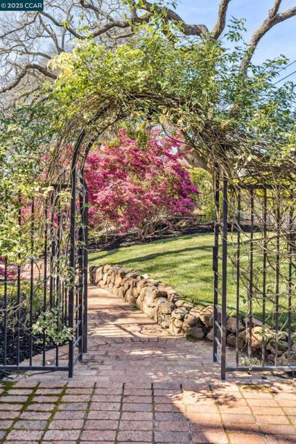 2160 Ridgewood Rd, Alamo CA: https://media.crmls.org/mediaz/0c85dd0a-f9ae-40df-930a-39045e64da71.jpg