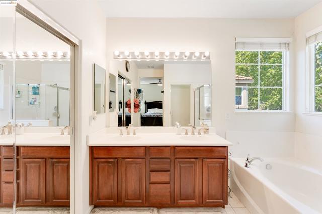 569 Primitivo Ct, Fairfield CA: https://media.crmls.org/mediaz/0c866f89-1746-4784-a9fb-f022bc5e0f91.jpg