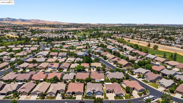 551 Quindell Way, Brentwood CA: https://media.crmls.org/mediaz/0c875f24-e1b9-443e-9889-5a3b540e164e.jpg