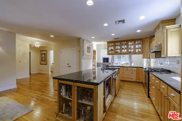 2250 Betty Lane, Beverly Hills CA: https://media.crmls.org/mediaz/0c87acca-8693-48c8-875f-e32b4b8b662d.jpg