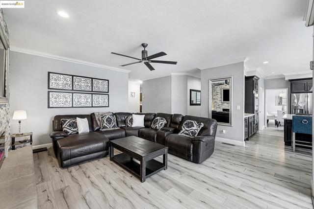 2127 Prestwick Dr, Discovery Bay CA: https://media.crmls.org/mediaz/0c8840e9-8a05-48b2-9158-13cefe7f3a9d.jpg