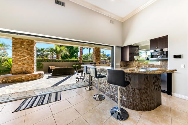 15 Sun Ridge Circle, Rancho Mirage CA: https://media.crmls.org/mediaz/0c8885ac-aff6-4c56-9481-071b0432dca5.jpg