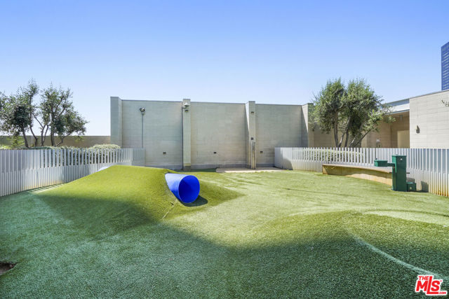 877 Francisco Street, Los Angeles CA: https://media.crmls.org/mediaz/0c8a0533-9fd6-497f-b072-ce291908cd91.jpg