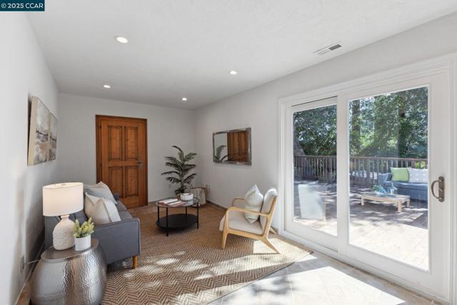 40 Las Palomas, Orinda CA: https://media.crmls.org/mediaz/0c8a4843-51f5-4978-8505-effb05a011b7.jpg