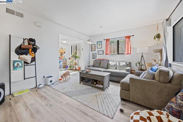 21000 Ocean View Dr, Hayward CA: https://media.crmls.org/mediaz/0c8a5e17-c006-40c4-8e27-d4981a1aacec.jpg