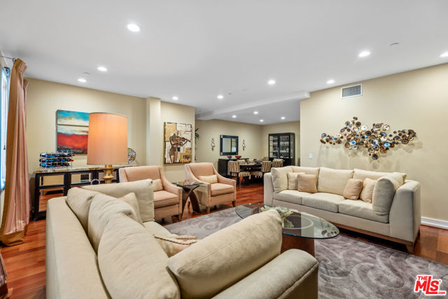 130 N Swall Drive, Beverly Hills CA: https://media.crmls.org/mediaz/0c8b68a9-5702-4f0f-8cf0-72baa724ad52.jpg