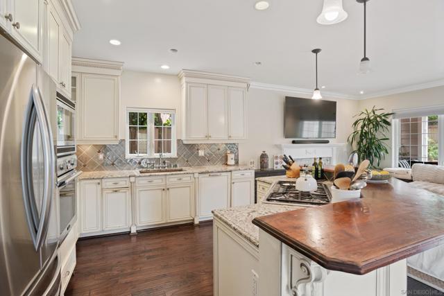 7824 Exchange Pl, La Jolla CA: https://media.crmls.org/mediaz/0c8b6978-9cd1-4baf-9686-2eaf9adef923.jpg