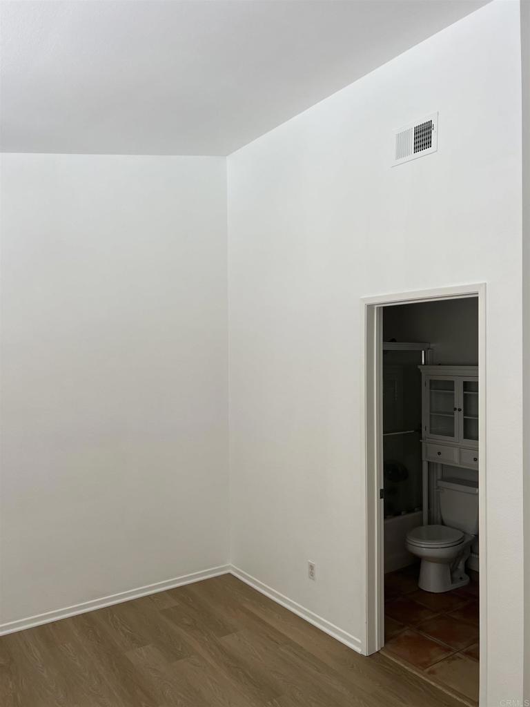 https://media.crmls.org/mediaz/0c8dc537-36d5-4f8a-9e2b-3c2b7038f376.jpg?preset=X-Large