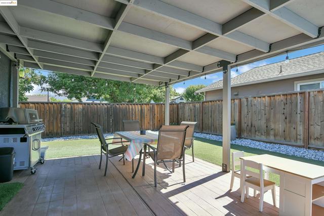 3061 Browning Ct, Brentwood CA: https://media.crmls.org/mediaz/0c8e2b16-2332-46e7-bf31-5120d8b0b42c.jpg