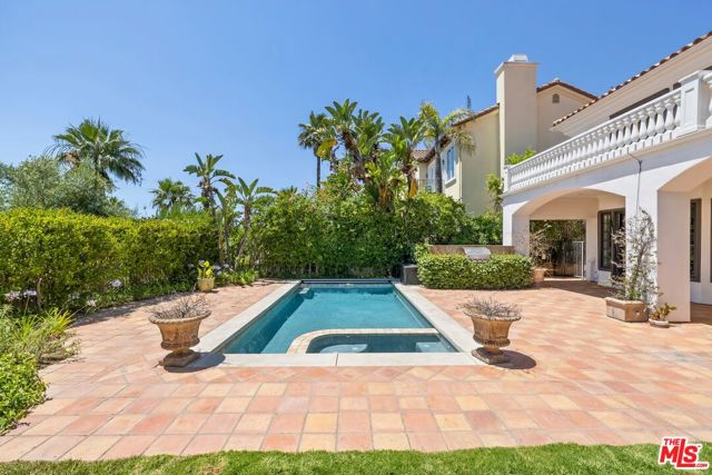16718 Via Pacifica, Pacific Palisades CA: https://media.crmls.org/mediaz/0c8e8d45-00f3-4a23-bfd9-cbe15781855d.jpg
