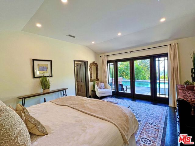 12751 Mulholland Drive, Beverly Hills CA: https://media.crmls.org/mediaz/0c8f15da-6c1e-4eb6-bcb9-9b93e98f1be6.jpg