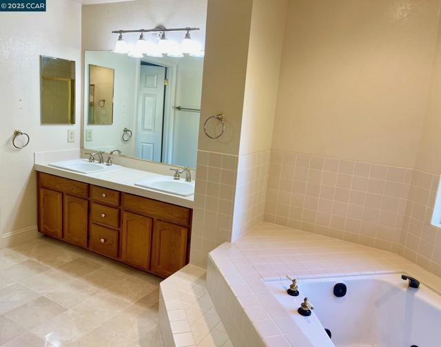 1020 Canyon Hills Road, San Ramon CA: https://media.crmls.org/mediaz/0c8f73d6-b5b9-4e62-91ba-ab37f73e028f.jpg