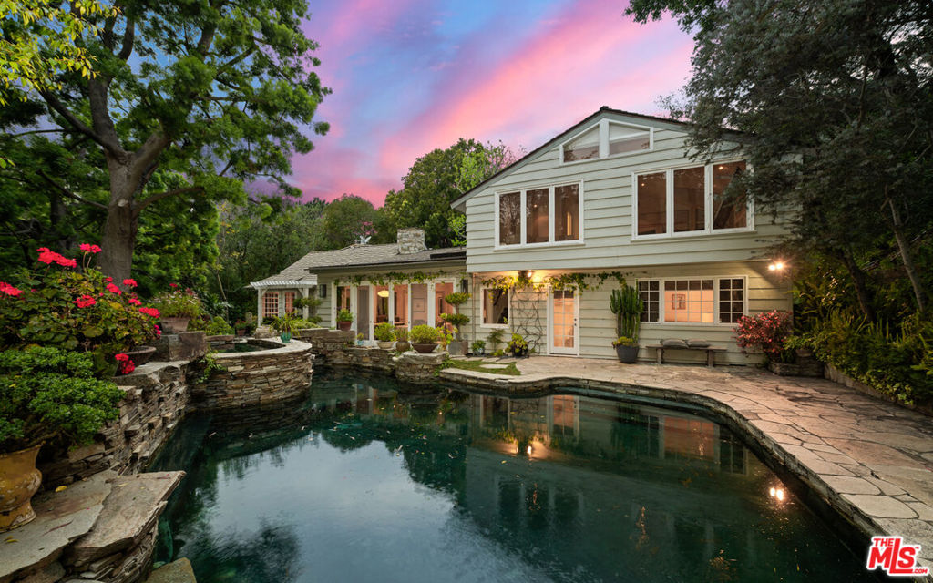 2576 Benedict Canyon Drive