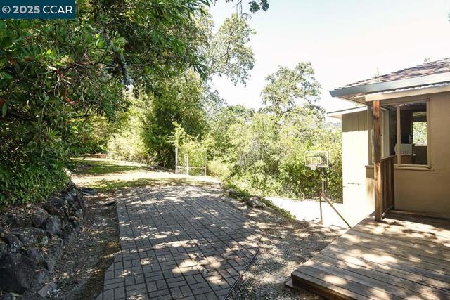 877 Mountain View Dr, Lafayette CA: https://media.crmls.org/mediaz/0c90986d-ac6b-4561-ba00-5e51a91f6597.jpg