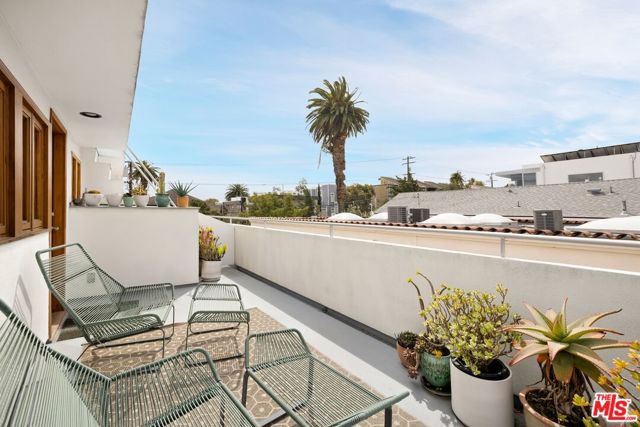 505 Pier Avenue, Santa Monica CA: https://media.crmls.org/mediaz/0c911c4b-6447-48e9-998a-20e7d744bf46.jpg