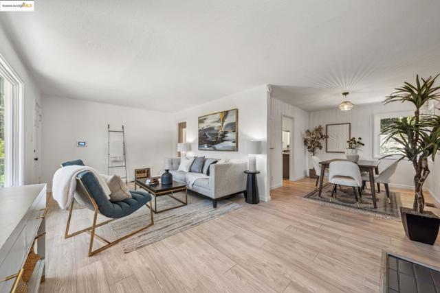 7069 Saroni Dr, Oakland CA: https://media.crmls.org/mediaz/0c916741-ca72-4ae0-99c8-7e9a997dbc5c.jpg