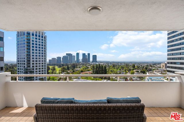 865 Comstock Avenue, Los Angeles CA: https://media.crmls.org/mediaz/0c9284cb-2dcc-465d-8fd3-7029b0a96862.jpg
