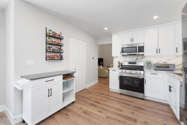 3268 Hilldale Avenue, Simi Valley CA: https://media.crmls.org/mediaz/0c936fbc-2aaa-467d-b4fb-5454e4eddc63.jpg