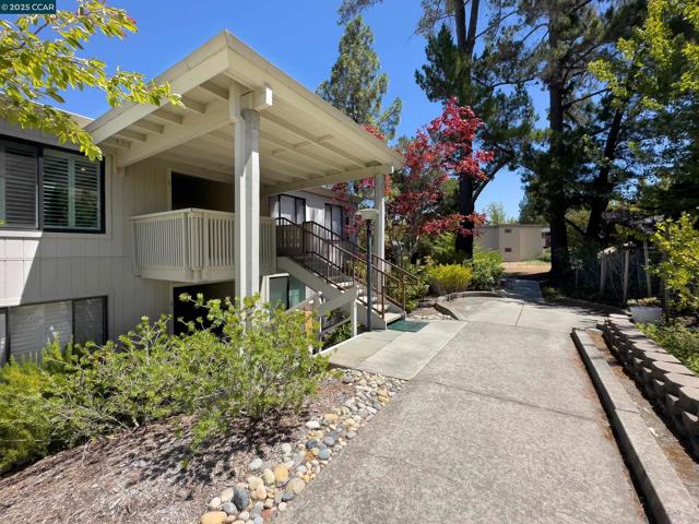 1345 Singingwood Ct, Walnut Creek CA: https://media.crmls.org/mediaz/0c93e2ba-fa5a-4319-ba96-cd97dfeb9843.jpg