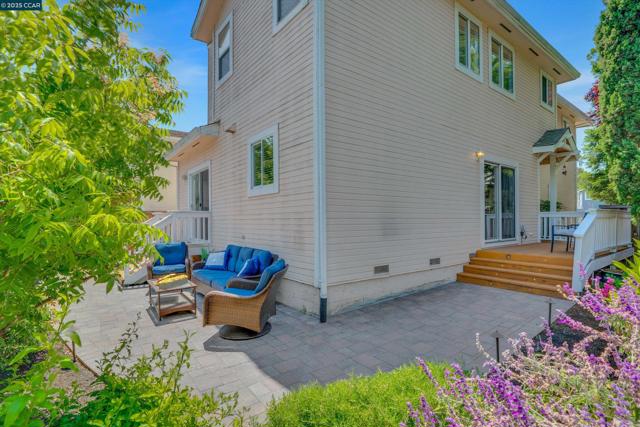 123 Williamson Ct, Martinez CA: https://media.crmls.org/mediaz/0c96671a-9930-4f0f-a00c-ce2661526f83.jpg