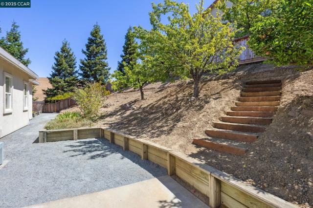 109 Forest Hill, Clayton CA: https://media.crmls.org/mediaz/0c96b9bb-26a9-49d1-a4d7-da7530cec16a.jpg