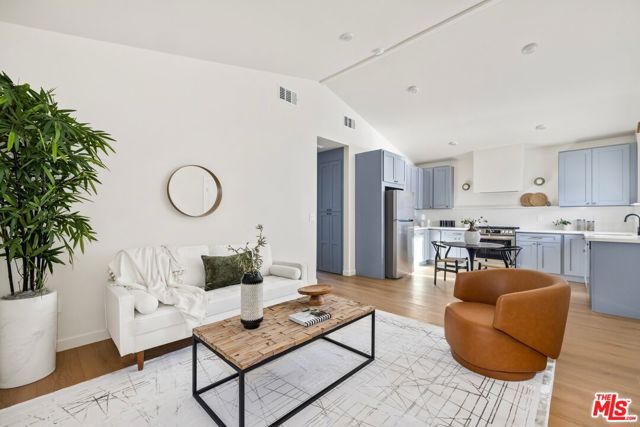 15727 Hartsook Street, Encino CA: https://media.crmls.org/mediaz/0c989424-3073-4062-a9ae-7665efdda8a9.jpg