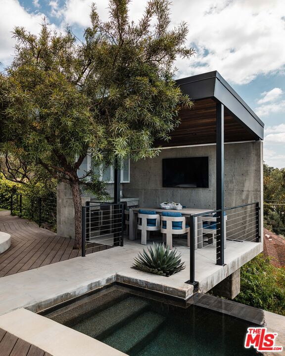 2532 Canyon Oak Dr, Los Angeles CA: https://media.crmls.org/mediaz/0c992f52-53b6-4c9b-8110-2ea457a796f8.jpg