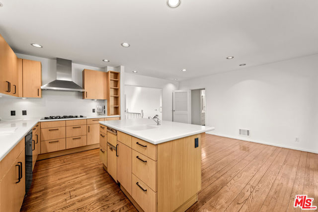 16449 Akron Street, Pacific Palisades CA: https://media.crmls.org/mediaz/0c9a0172-8ecd-4a8e-ae28-ef00b5daadcb.jpg