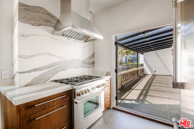 1302 Sweetzer Avenue, West Hollywood CA: https://media.crmls.org/mediaz/0c9a1459-1413-45ab-9168-d588421cf79c.jpg