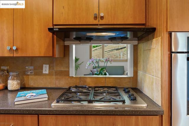 11718 Cranford Way, Oakland CA: https://media.crmls.org/mediaz/0c9a4650-74bd-4bad-b4c6-4d9a789b03ca.jpg