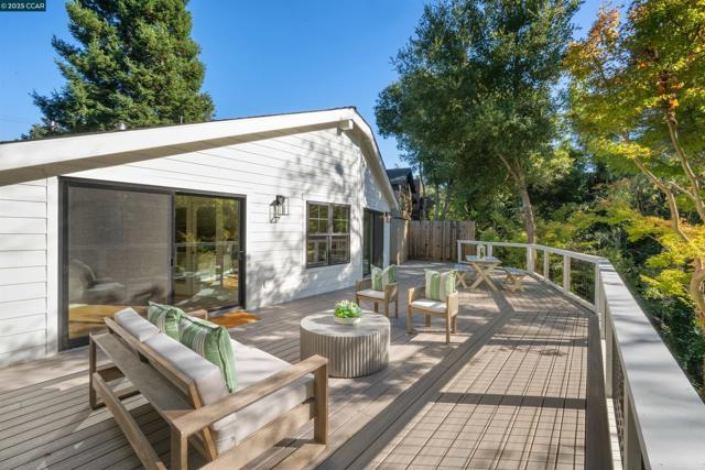 973 4Th St, Lafayette CA: https://media.crmls.org/mediaz/0c9ac01e-9ad8-4254-bc14-ef43a60a64de.jpg