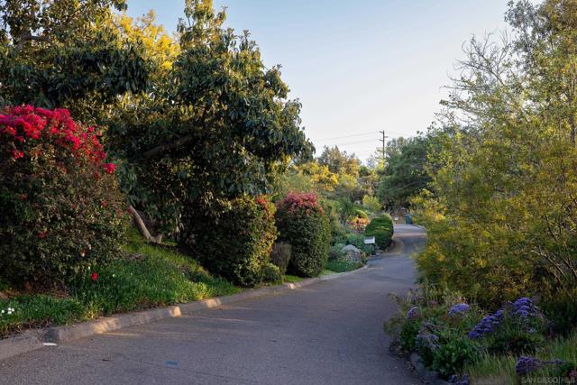 16204 Orchard Bend Rd, Poway CA: https://media.crmls.org/mediaz/0c9c0845-5f70-4ff8-9655-cc88d54c5e5c.jpg