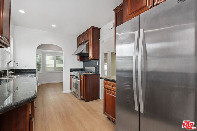827 23rd Street, Santa Monica CA: https://media.crmls.org/mediaz/0c9c0f0c-2c79-4449-9e34-0e6fa538c106.jpg