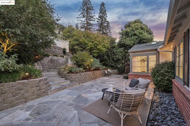 1301 Mountain Blvd, Oakland CA: https://media.crmls.org/mediaz/0c9c882b-2800-4d03-9b84-2e62964a7261.jpg