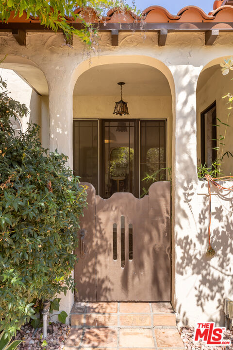 724 N Spaulding Avenue, Los Angeles CA: https://media.crmls.org/mediaz/0c9d11b3-f7eb-45a9-acf9-135a35f7cdaf.jpg