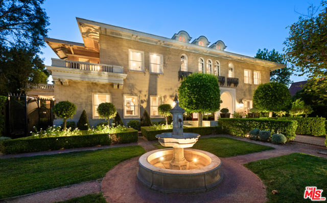 601 S Windsor Boulevard, Los Angeles CA: https://media.crmls.org/mediaz/0c9dd495-34e1-4eb6-a423-f4e6278fc856.jpg