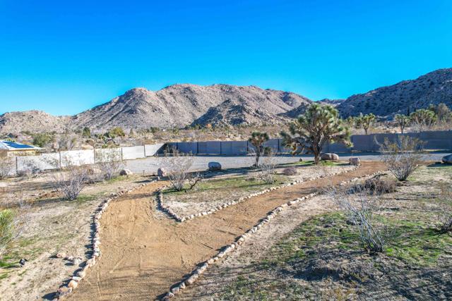 59800 Onaga Trail, Joshua Tree CA: https://media.crmls.org/mediaz/0c9de030-a53a-4bc8-8581-93363c61c178.jpg